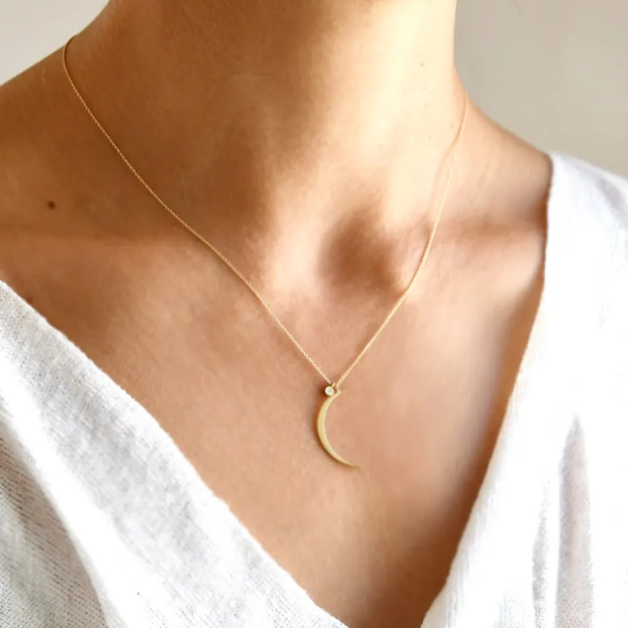 <!--NK914-->crescent moon diamond necklace